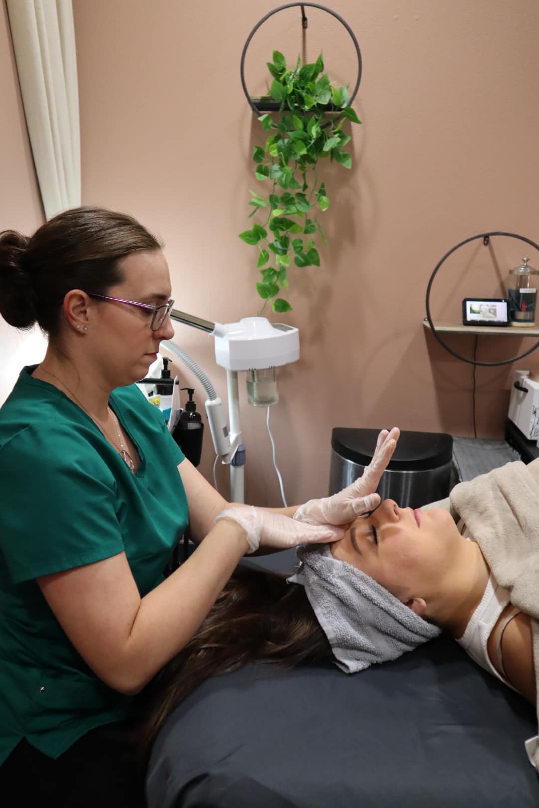 Esthetician performing services in esthetician room for rent in Las Vegas